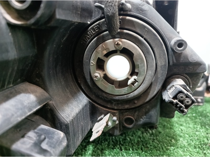 Recambio de faro izquierdo para mazda 5 berl. (cr) 2.0 active+ referencia OEM IAM P7703 P7703 11798