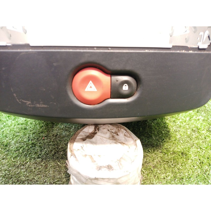 Recambio de moldura consola central delantera para renault clio iii 1.2 16v referencia OEM IAM 210850010084 88300001 88300000