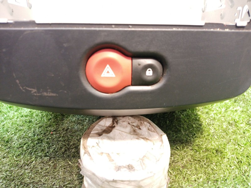 Recambio de moldura consola central delantera para renault clio iii 1.2 16v referencia OEM IAM 210850010084 88300001 88300000