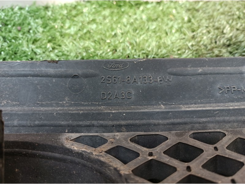 Recambio de rejilla delantera para ford fiesta (cbk) ambiente referencia OEM IAM 2S618A133 2S618A133 2S618A133