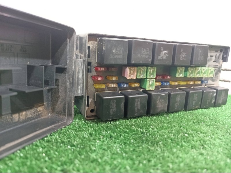 Recambio de caja reles / fusibles para chrysler voyager (gs) 2.5 td family referencia OEM IAM 04868093AA 04868093AA 23417D