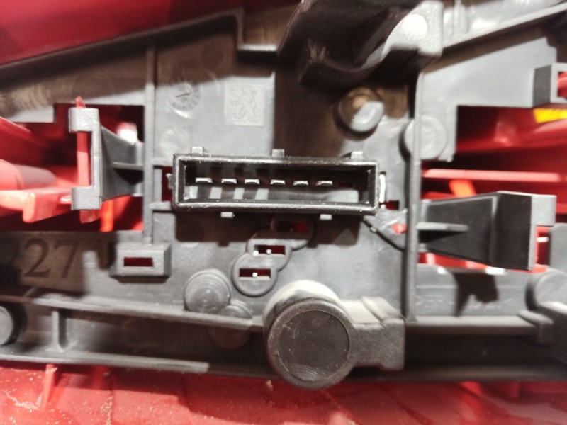 Recambio de piloto trasero izquierdo para peugeot 106 (s2) kid d referencia OEM IAM 6350G6  