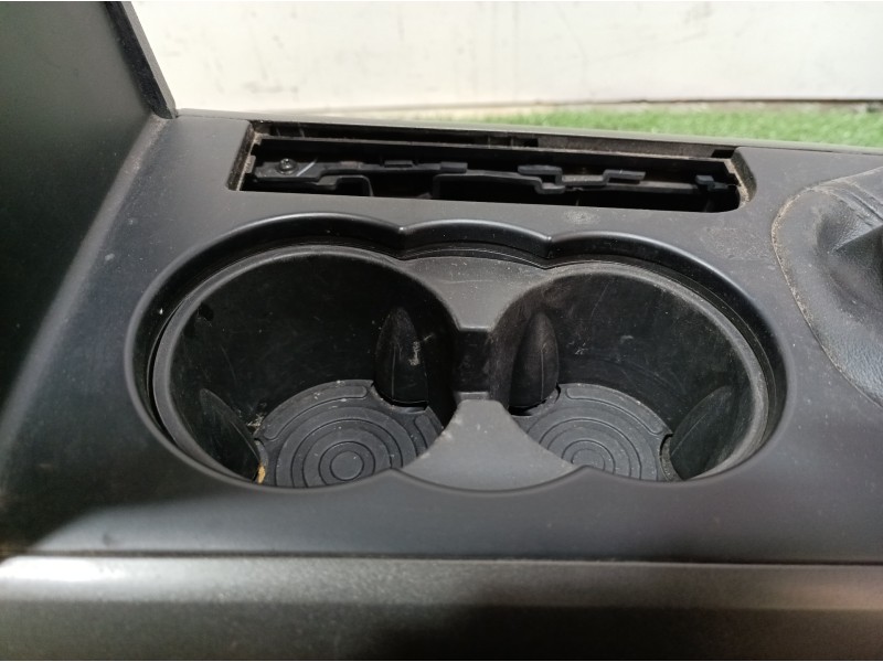 Recambio de consola central tras. para mahindra xuv 500 xuv 500 fwd w6 referencia OEM IAM 303001224 0112BAW00620K 304103302