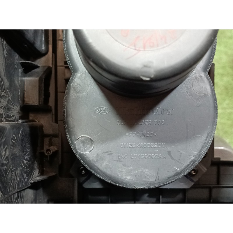 Recambio de consola central tras. para mahindra xuv 500 xuv 500 fwd w6 referencia OEM IAM 303001224 0112BAW00620K 304103302