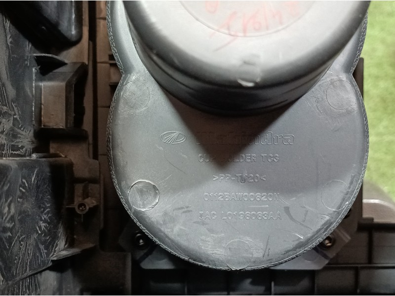 Recambio de consola central tras. para mahindra xuv 500 xuv 500 fwd w6 referencia OEM IAM 303001224 0112BAW00620K 304103302