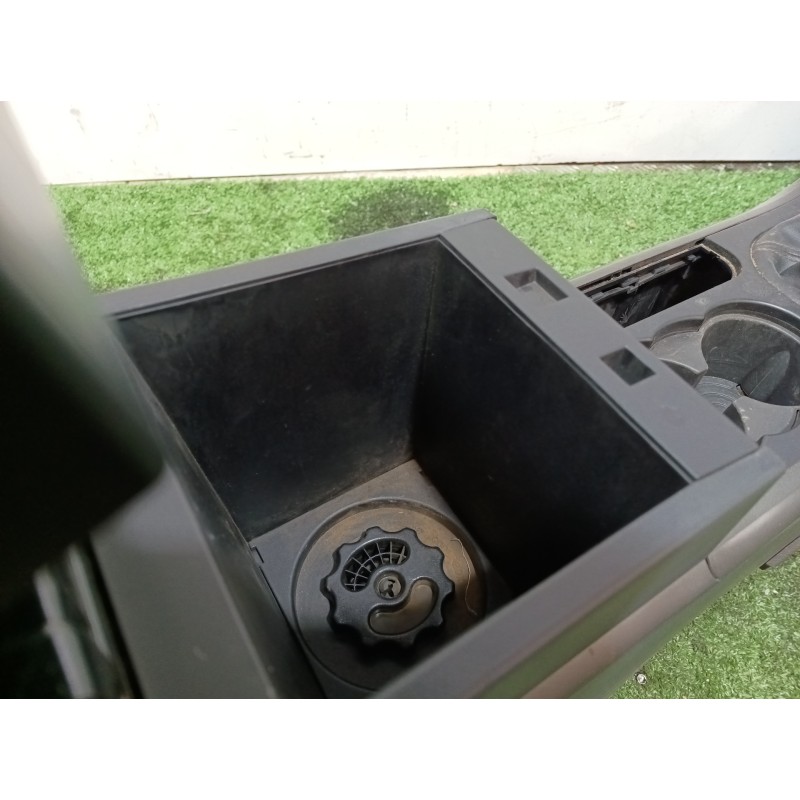 Recambio de consola central tras. para mahindra xuv 500 xuv 500 fwd w6 referencia OEM IAM 303001224 0112BAW00620K 304103302