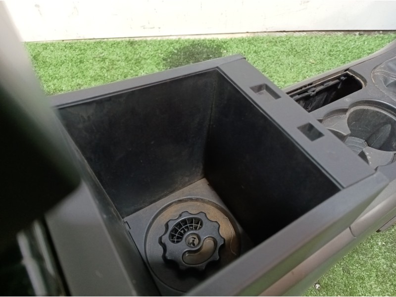 Recambio de consola central tras. para mahindra xuv 500 xuv 500 fwd w6 referencia OEM IAM 303001224 0112BAW00620K 304103302