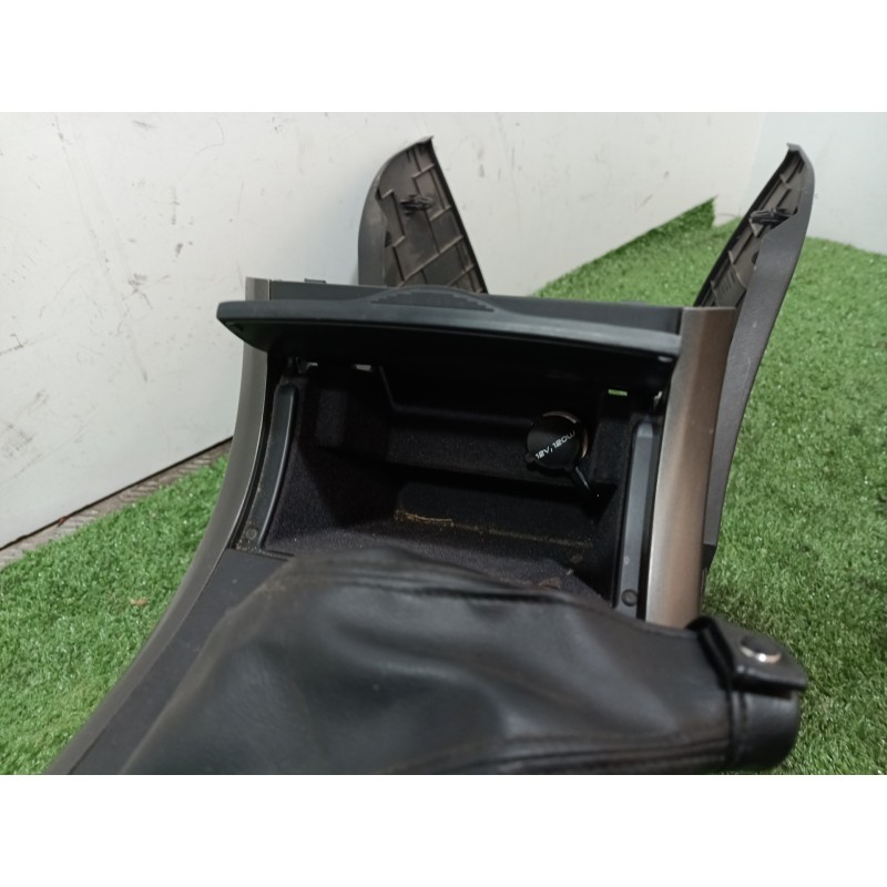 Recambio de consola central tras. para mahindra xuv 500 xuv 500 fwd w6 referencia OEM IAM 303001224 0112BAW00620K 304103302