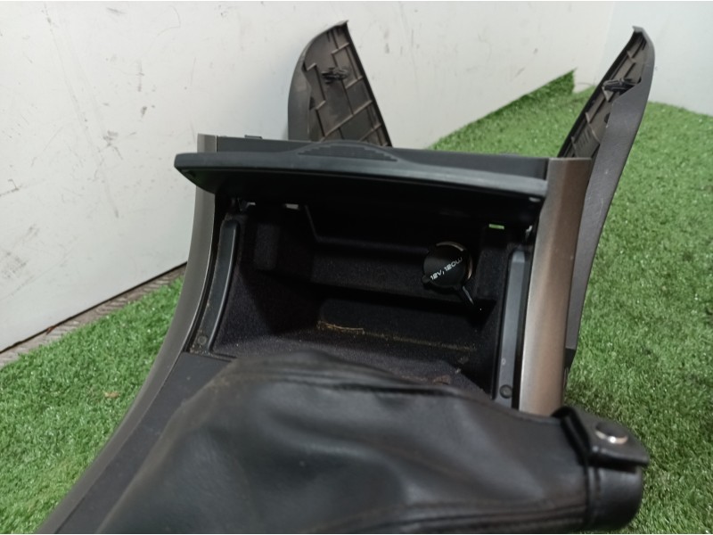 Recambio de consola central tras. para mahindra xuv 500 xuv 500 fwd w6 referencia OEM IAM 303001224 0112BAW00620K 304103302