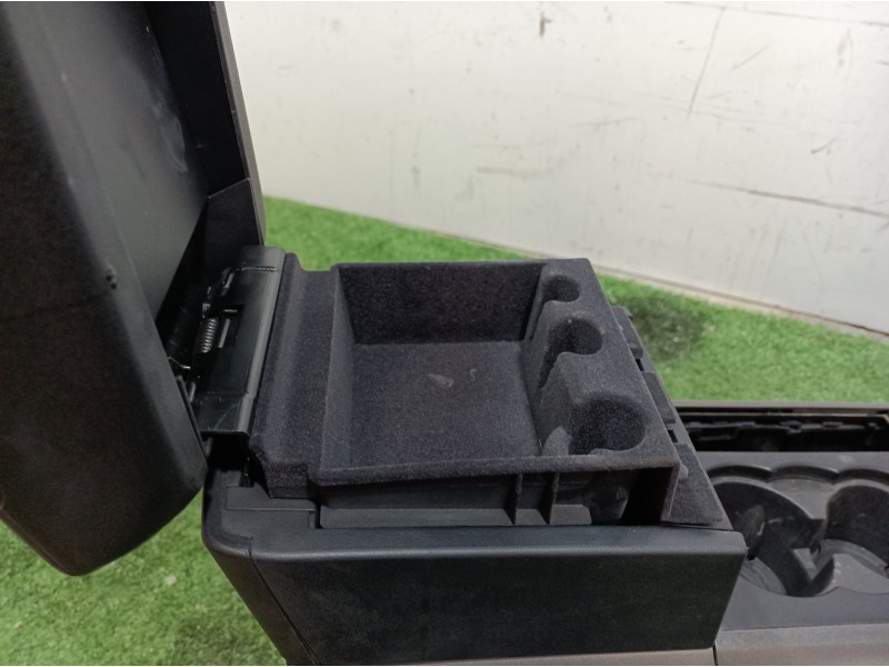 Recambio de consola central tras. para mahindra xuv 500 xuv 500 fwd w6 referencia OEM IAM 303001224 0112BAW00620K 304103302