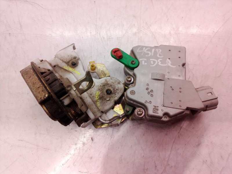 Recambio de cerradura puerta trasera derecha para nissan terrano/terrano.ii (r20) elegance referencia OEM IAM 825020F615  