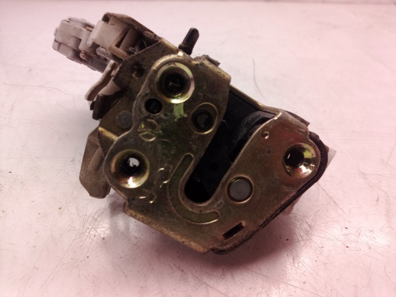 Recambio de cerradura puerta trasera derecha para nissan terrano/terrano.ii (r20) elegance referencia OEM IAM 825020F615  