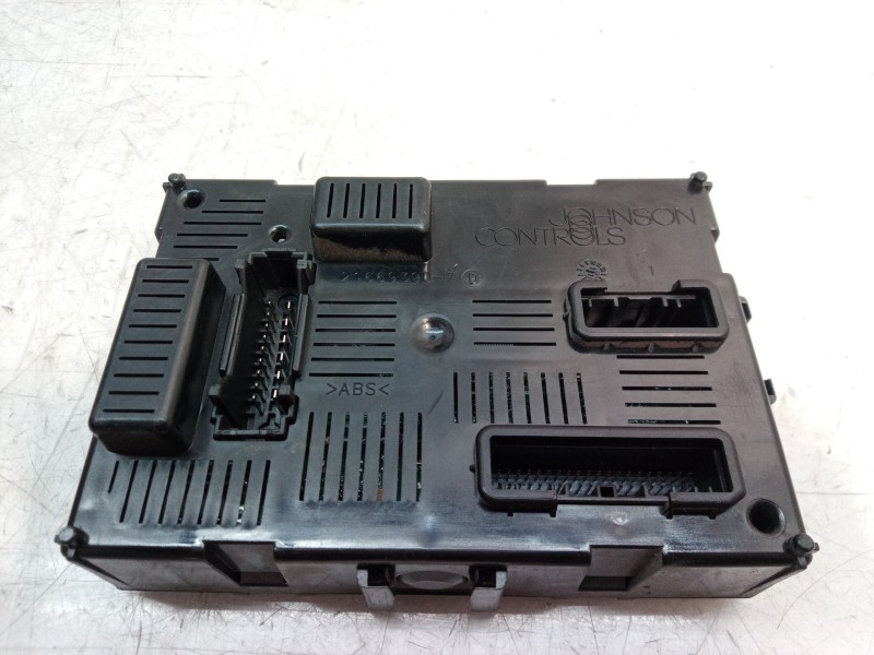 Recambio de caja reles / fusibles para renault clio iii authentique referencia OEM IAM 8201054128 8201054128 8201054128