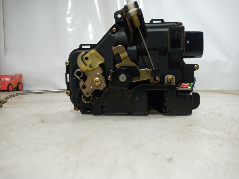 Recambio de cerradura puerta delantera izquierda para audi a4 avant (8e) 1.9 tdi (96kw) referencia OEM IAM   