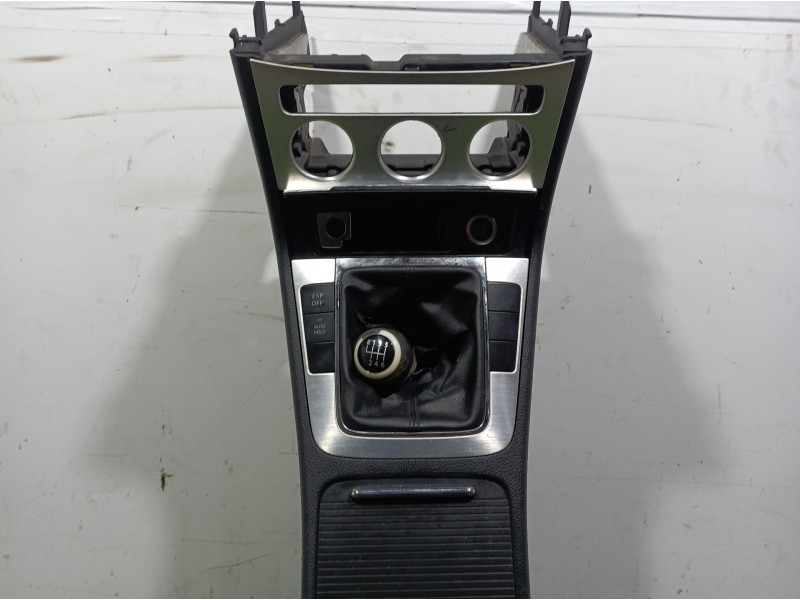 Recambio de consola central tras. para volkswagen passat berlina (3c2) advance referencia OEM IAM 3C0863319AD 3C0858329A 3C08642
