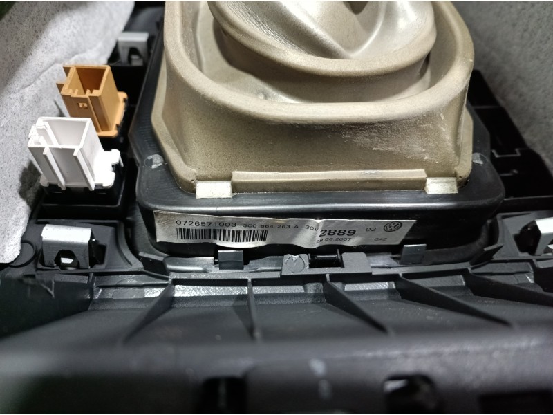 Recambio de consola central tras. para volkswagen passat berlina (3c2) advance referencia OEM IAM 3C0863319AD 3C0858329A 3C08642
