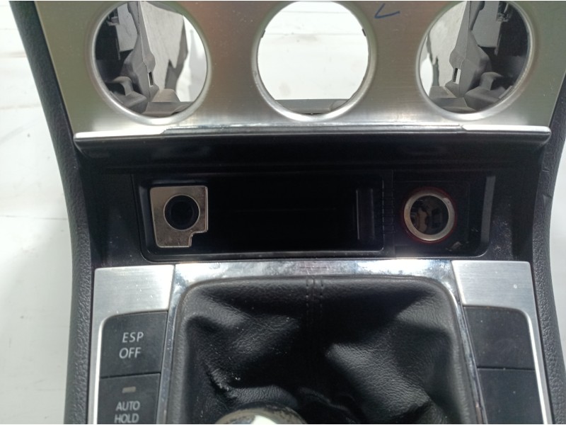 Recambio de consola central tras. para volkswagen passat berlina (3c2) advance referencia OEM IAM 3C0863319AD 3C0858329A 3C08642