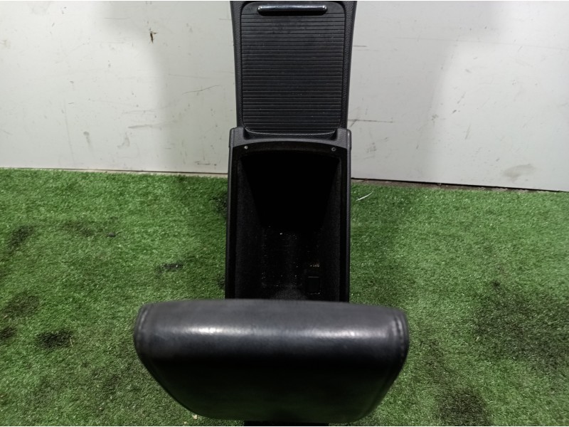 Recambio de consola central tras. para volkswagen passat berlina (3c2) advance referencia OEM IAM 3C0863319AD 3C0858329A 3C08642