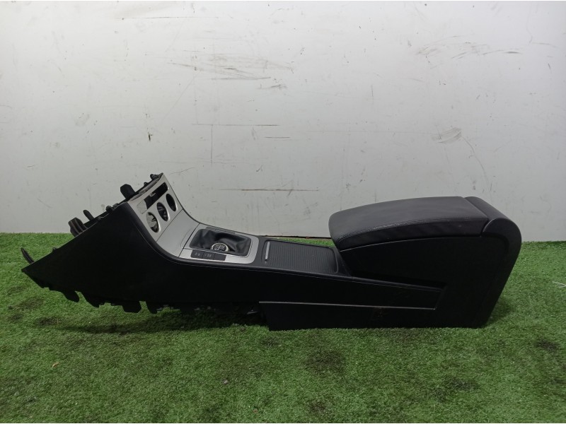 Recambio de consola central tras. para volkswagen passat berlina (3c2) advance referencia OEM IAM 3C0863319AD 3C0858329A 3C08642