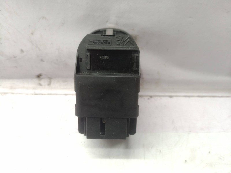 Recambio de mando elevalunas delantero izquierdo para peugeot 206 berlina e-music referencia OEM IAM   