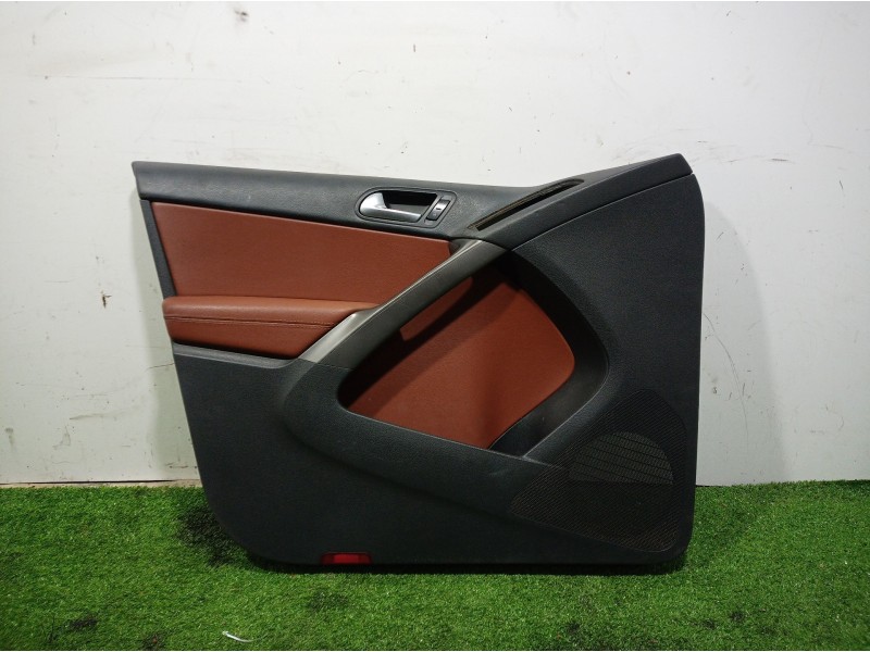 Recambio de guarnecido puerta delantera izquierda para volkswagen tiguan (5n1) 2.0 tdi referencia OEM IAM 5N0011002A 5N186725581