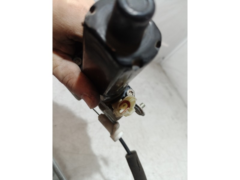 Recambio de motor elevalunas trasero izquierdo para hyundai accent (lc) gls referencia OEM IAM 9881025100 9881025100 9881025100