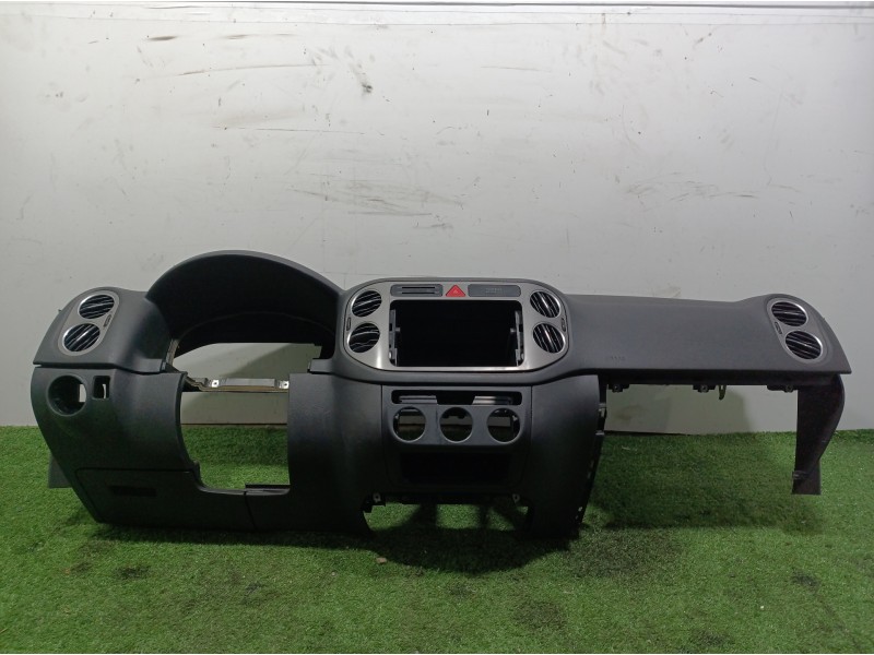 Recambio de salpicadero para volkswagen tiguan (5n1) 2.0 tdi referencia OEM IAM 5M1858296 5M1858719 5N1858669