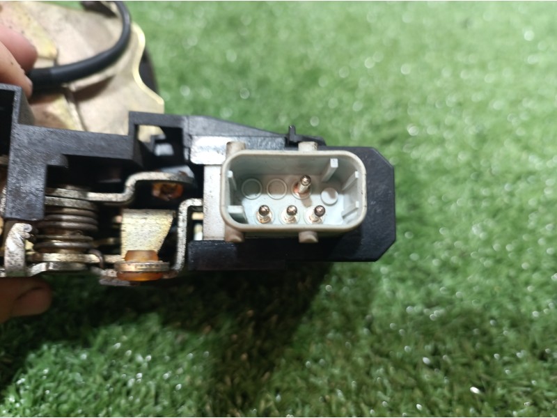 Recambio de cerradura puerta trasera derecha para bmw serie 7 (e38) 730il referencia OEM IAM 8352165 8352165 40620751