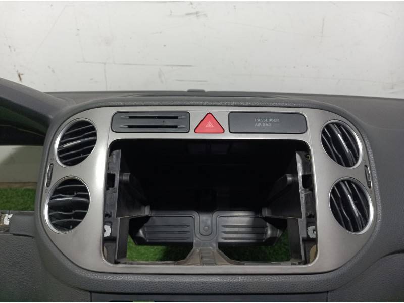Recambio de salpicadero para volkswagen tiguan (5n1) 2.0 tdi referencia OEM IAM 5M1858296 5M1858719 5N1858669