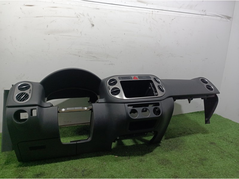 Recambio de salpicadero para volkswagen tiguan (5n1) 2.0 tdi referencia OEM IAM 5M1858296 5M1858719 5N1858669