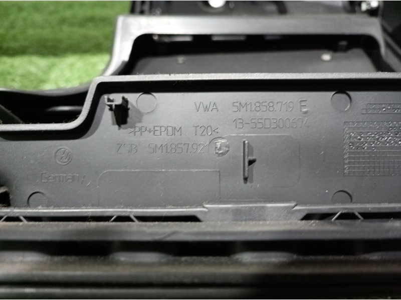 Recambio de salpicadero para volkswagen tiguan (5n1) 2.0 tdi referencia OEM IAM 5M1858296 5M1858719 5N1858669