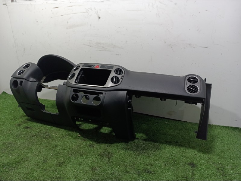 Recambio de salpicadero para volkswagen tiguan (5n1) 2.0 tdi referencia OEM IAM 5M1858296 5M1858719 5N1858669
