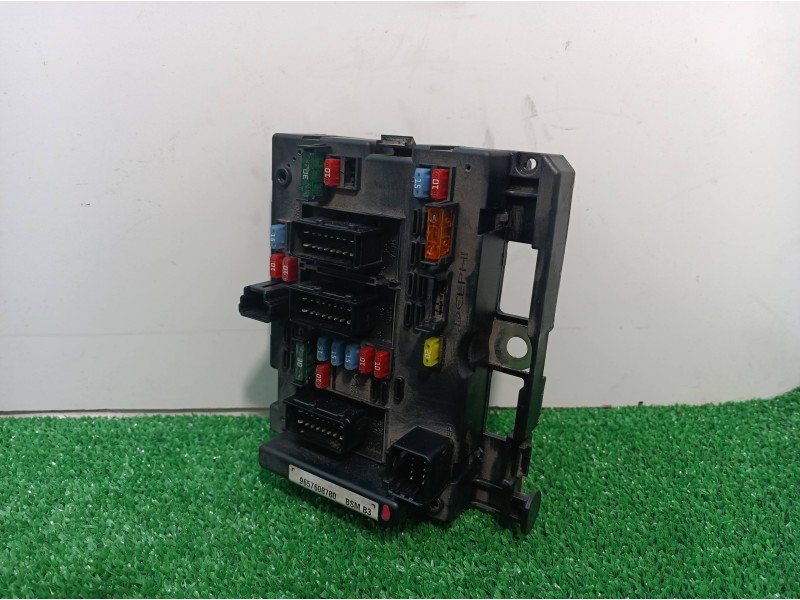 Recambio de caja reles / fusibles para peugeot 206 berlina 1.4 hdi referencia OEM IAM 9657608780 9657608780 9657608780