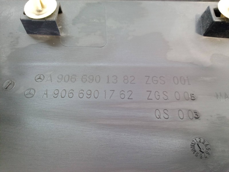 Recambio de moldura para volkswagen crafter caja cerrada 2.0 tdi referencia OEM IAM A9066901762 A9066901762 A9066901762