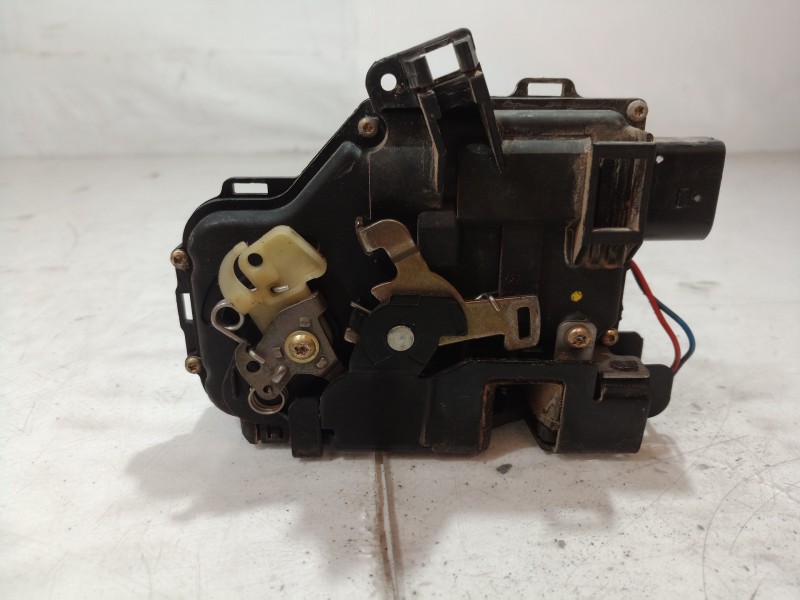 Recambio de cerradura puerta delantera izquierda para audi a4 berlina (8e) 2.5 tdi quattro sport edition (132kw) referencia OEM 