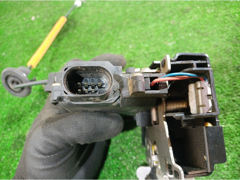 Recambio de cerradura puerta trasera derecha para audi a4 avant (8e) 1.9 tdi (96kw) referencia OEM IAM   