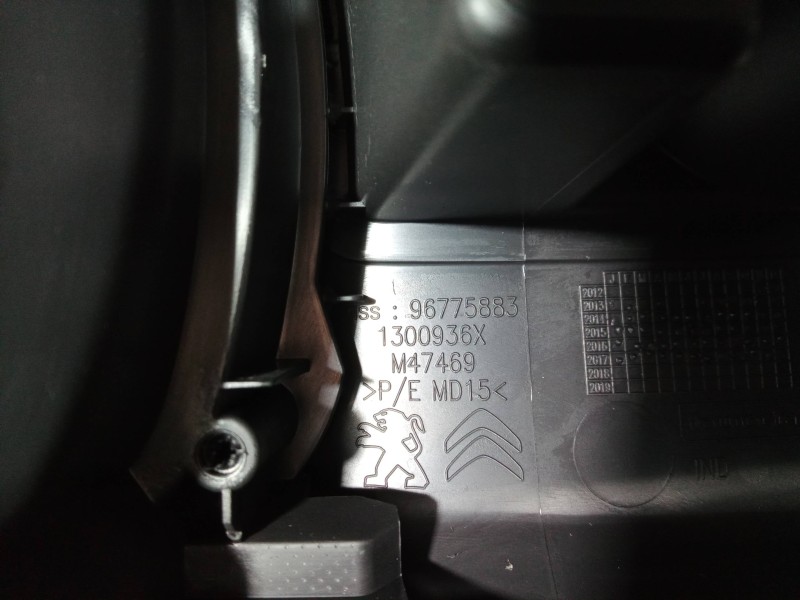 Recambio de apoyabrazos central para peugeot 308 sw allure referencia OEM IAM 96775883 96775883 96775883