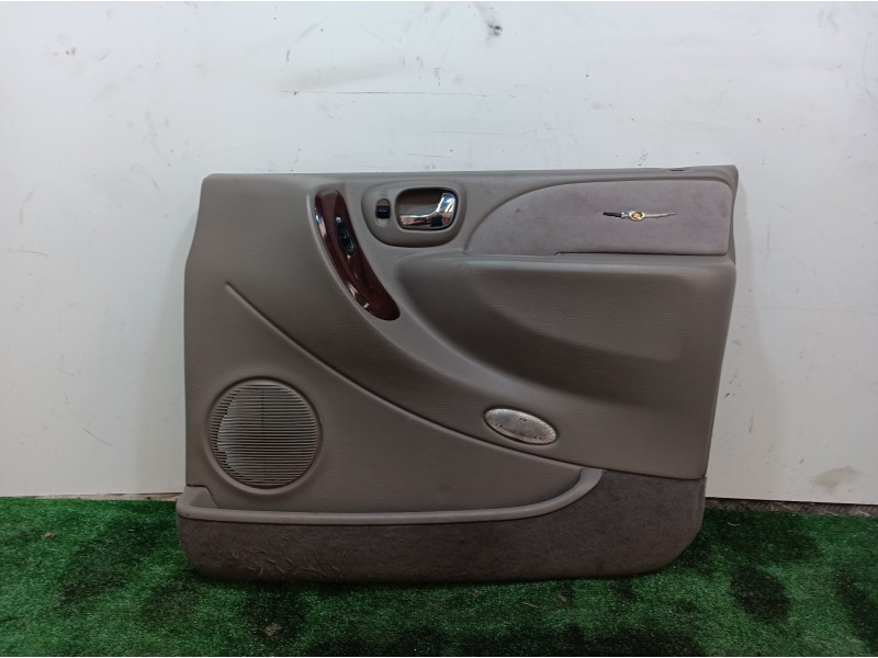 Recambio de guarnecido puerta delantera derecha para chrysler grand voyager limited referencia OEM IAM  XW321L5AA XW321L5