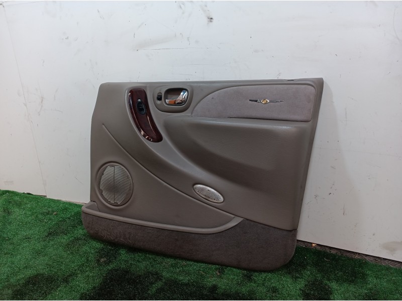 Recambio de guarnecido puerta delantera derecha para chrysler grand voyager limited referencia OEM IAM  XW321L5AA XW321L5
