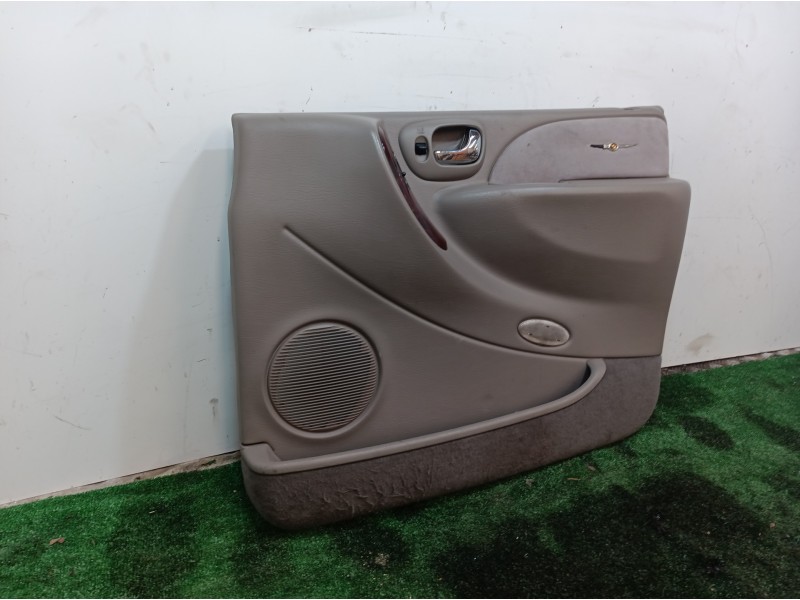 Recambio de guarnecido puerta delantera derecha para chrysler grand voyager limited referencia OEM IAM  XW321L5AA XW321L5
