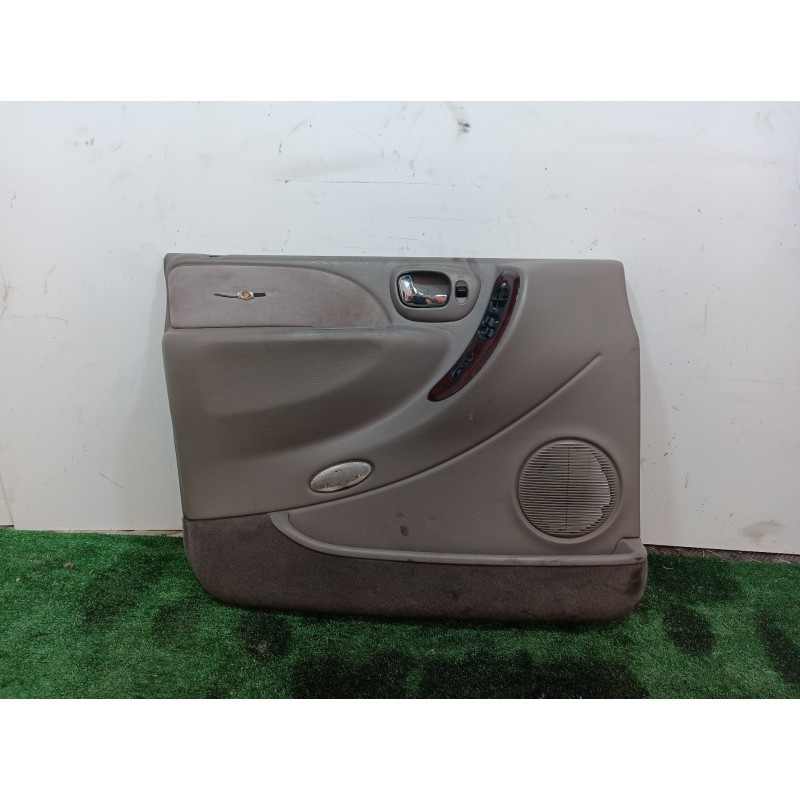 Recambio de guarnecido puerta delantera izquierda para chrysler grand voyager limited referencia OEM IAM  XW331L5AA XW331L5AA