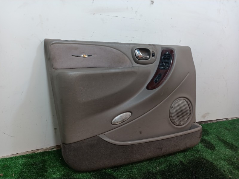 Recambio de guarnecido puerta delantera izquierda para chrysler grand voyager limited referencia OEM IAM  XW331L5AA XW331L5AA