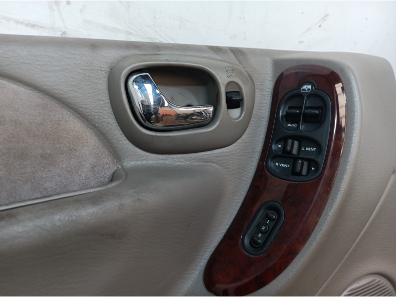 Recambio de guarnecido puerta delantera izquierda para chrysler grand voyager limited referencia OEM IAM  XW331L5AA XW331L5AA