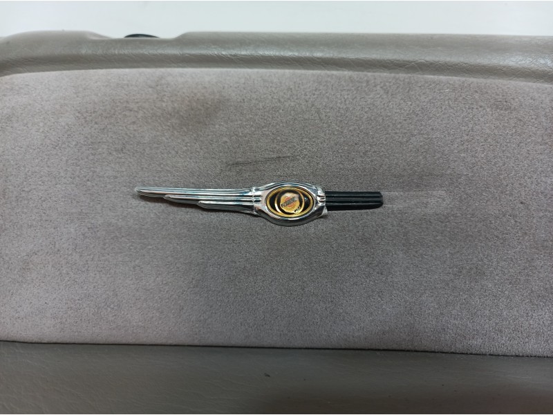 Recambio de guarnecido puerta delantera izquierda para chrysler grand voyager limited referencia OEM IAM  XW331L5AA XW331L5AA