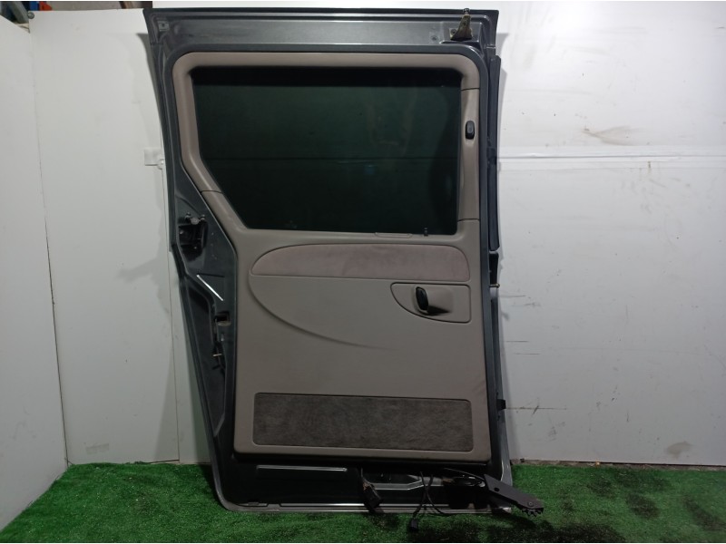 Recambio de puerta lateral corredera izquierda para chrysler grand voyager limited referencia OEM IAM   