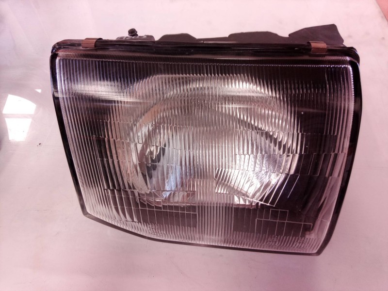 Recambio de faro derecho para mitsubishi montero (v20/v40) 2500 td gl (2-ptas.) referencia OEM IAM  11037753 11037747