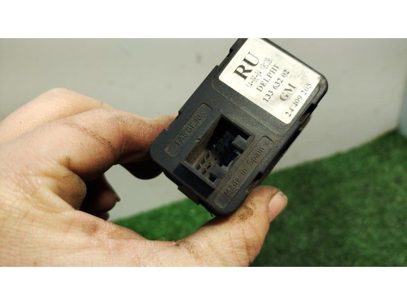 Recambio de maneta elevalunas delantera izquierda para opel meriva blue line referencia OEM IAM 13363202 13363202 24409205