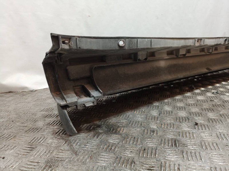 Recambio de molduras traseras para volkswagen crafter caja cerrada 2.0 tdi referencia OEM IAM   