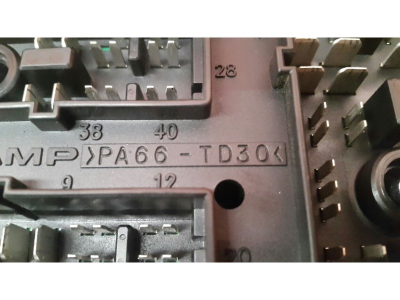 Recambio de caja reles / fusibles para kia carens 2.0 turbodiesel cat referencia OEM IAM 0K2KB PA66TD30 