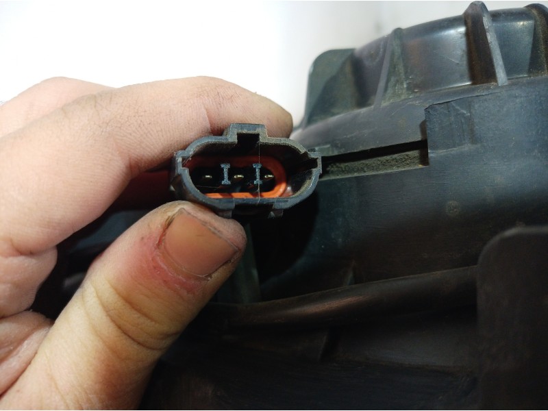 Recambio de faro izquierdo para kia carens 2.0 turbodiesel cat referencia OEM IAM   